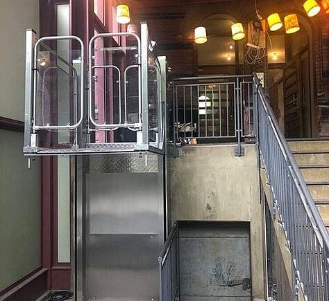 Eingang kubus: Links der Hebelifter, in der Mitte der Eingang zum Slot, rechts die Treppe.