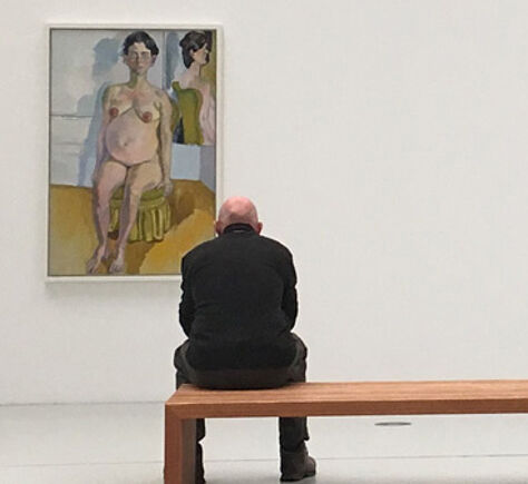 Museum / Ausstellung Link führt zu allen Einträgen der Kategorie "Museum/Ausstellung". Ein Mann mit Glatze sitzt auf einer Bank und schaut auf das Gemälde einer (nackten) Frau. Er ist von hinten zu sehen, links von ihm das Gemälde.