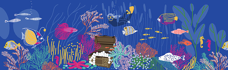 Ein handgemaltes Bild reicht quer über die ganze Seite: tiefblaues Wasser. Bunte Korallen, Fische, in der Mitte eine geöffnete Schatzkiste, aus der Perlen quellen. Darüber eine Taucherin mit Taucherbrille und Flossen